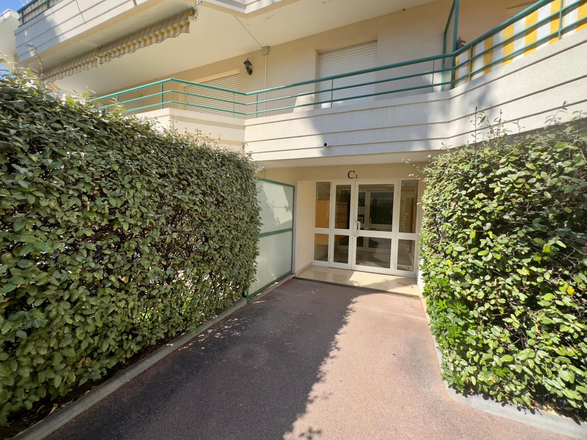 Regent Cote D'Azur Air-Conditioned, Pool, Garden & Parking 卢贝新城 外观 照片