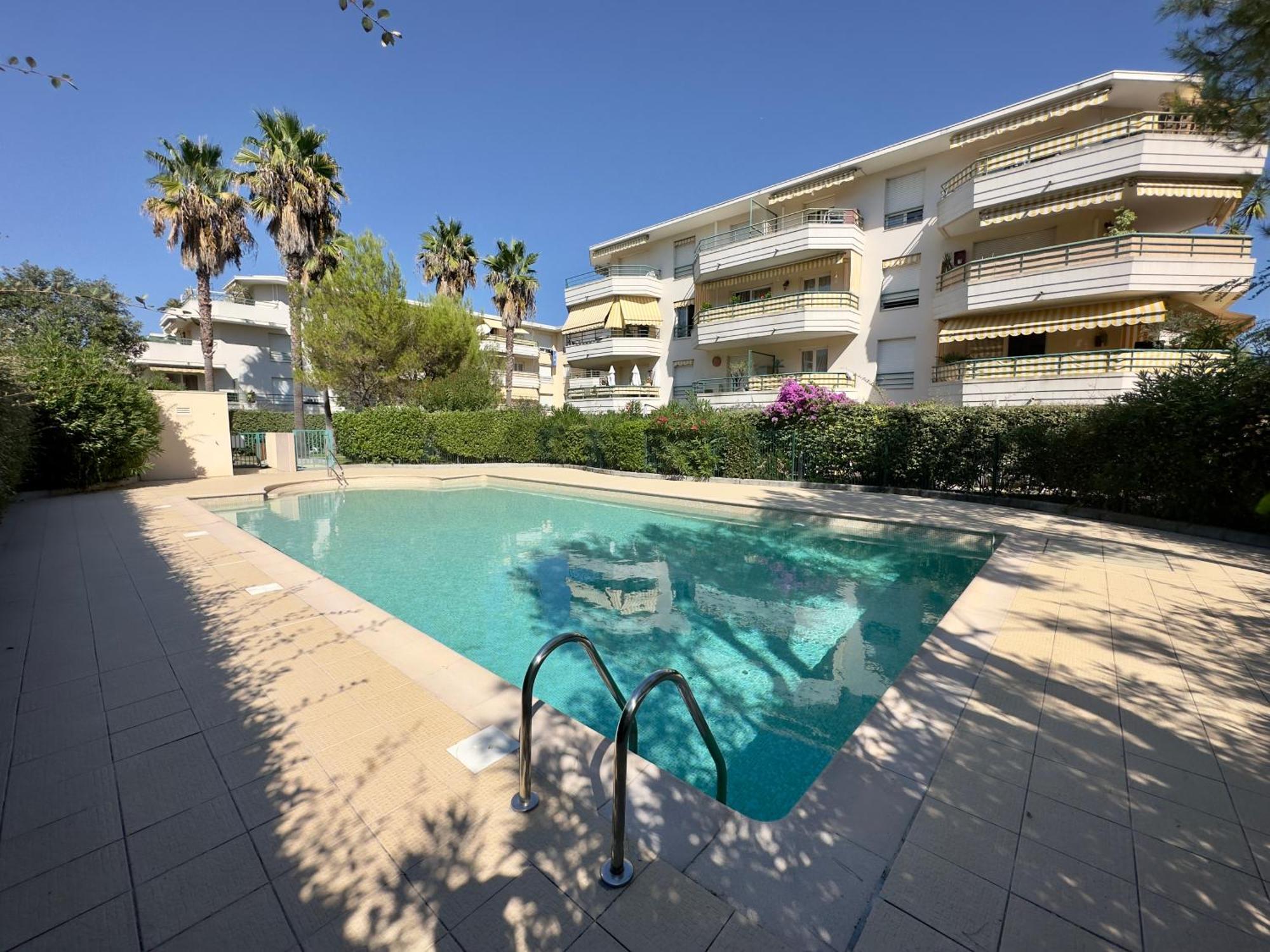 Regent Cote D'Azur Air-Conditioned, Pool, Garden & Parking 卢贝新城 外观 照片