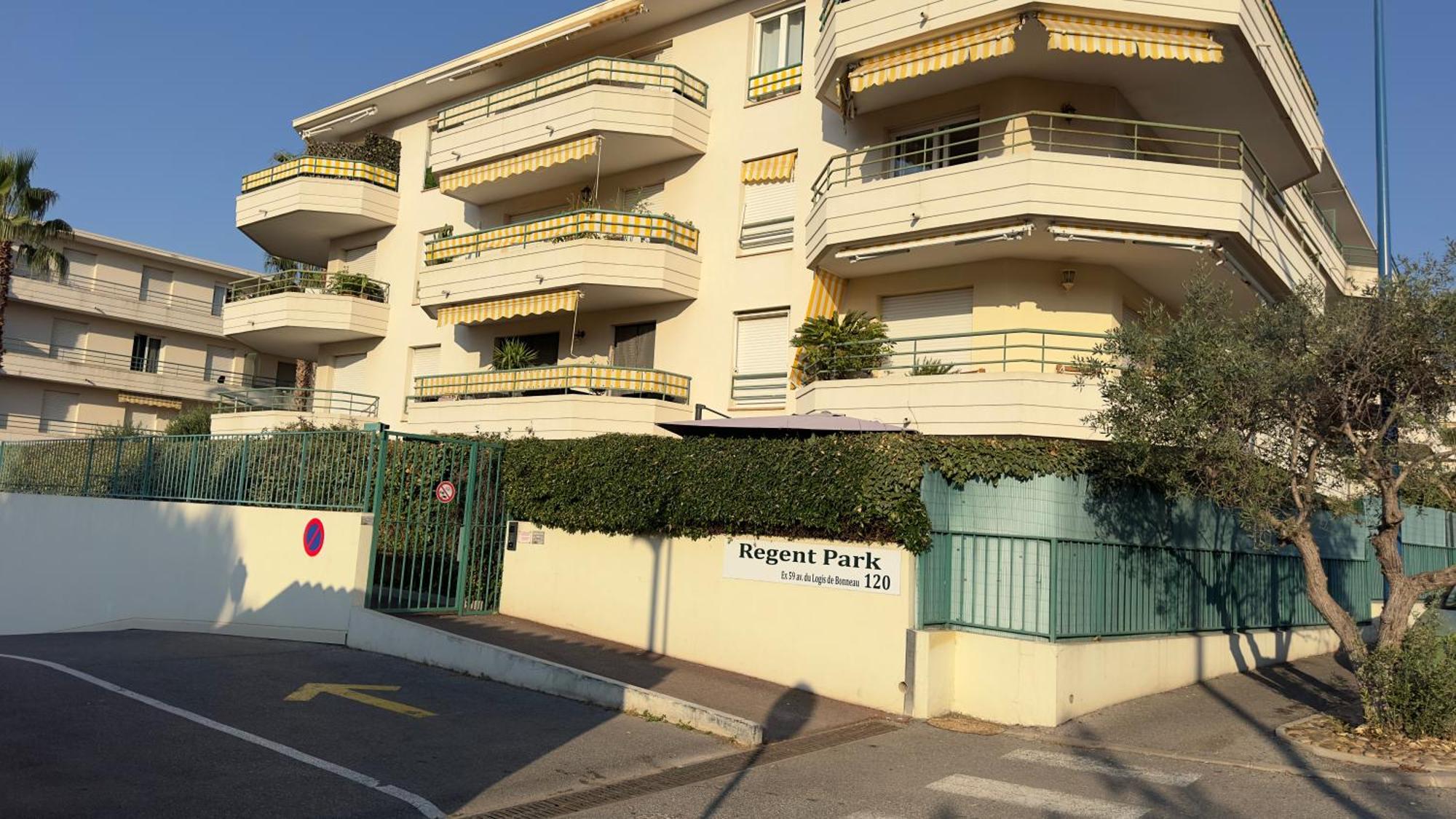 Regent Cote D'Azur Air-Conditioned, Pool, Garden & Parking 卢贝新城 外观 照片